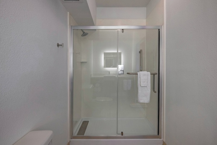 Room 10 of 18