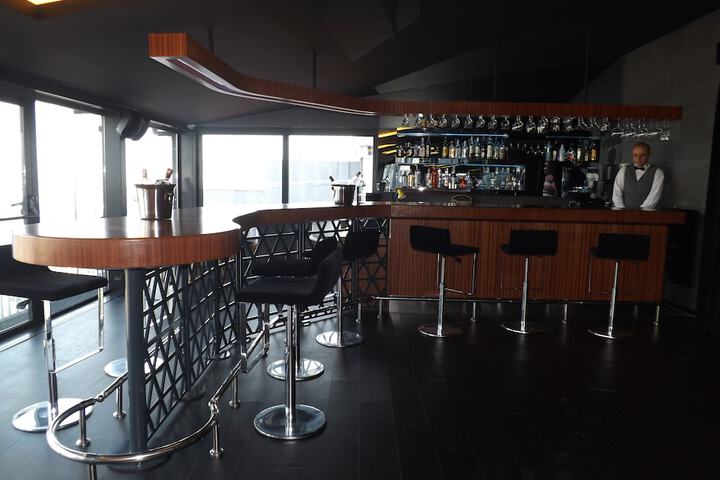 Lounge 37 of 41