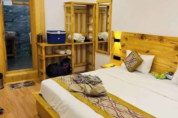 Room 4 of 10