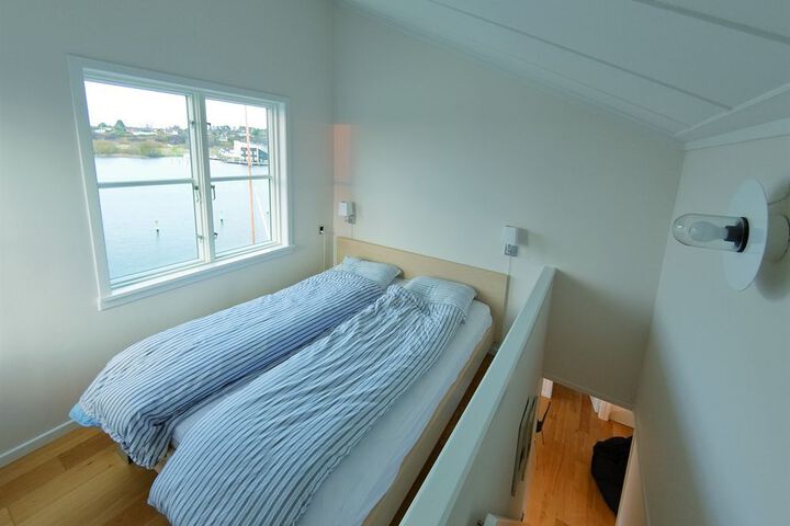 Room 25 of 53