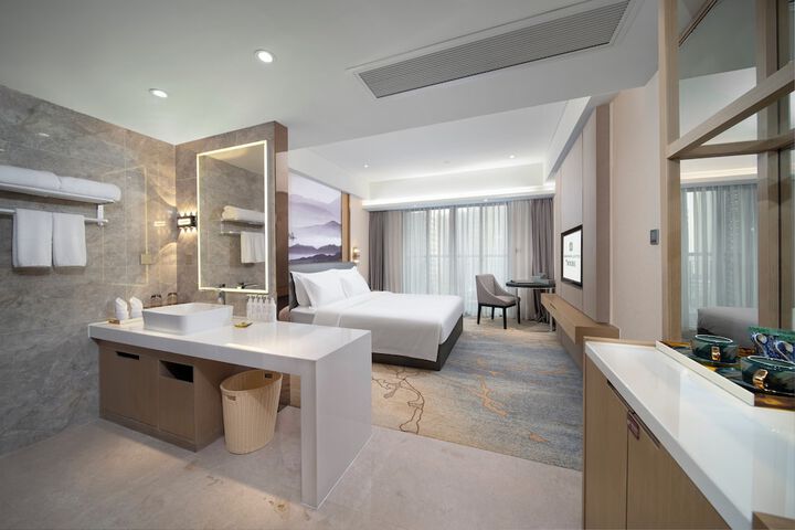 Room 27 of 83