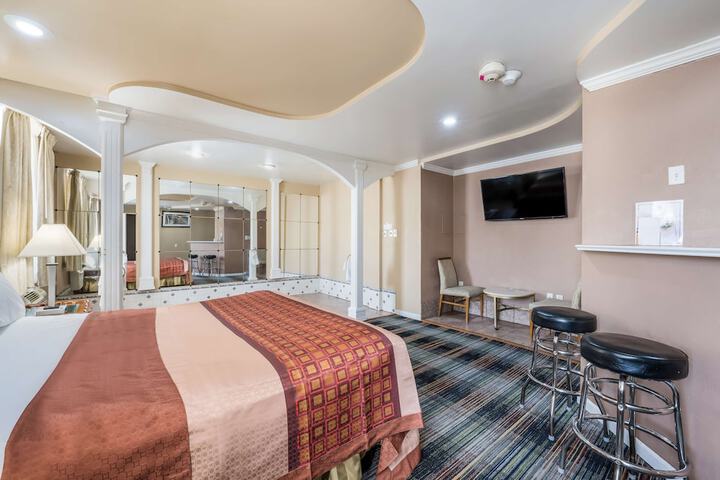 Deluxe Room with King Bed (16 of 26)
