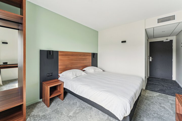 Room 11 of 28