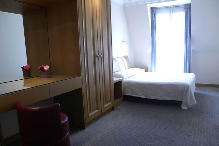 Room 16 of 40