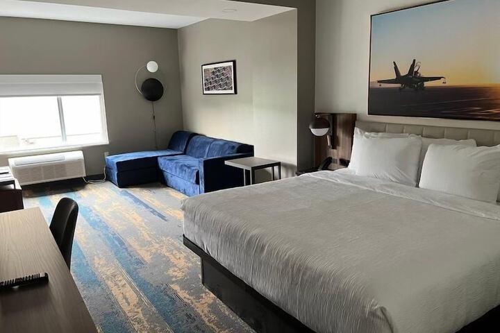 1 King Bed (3 of 13)