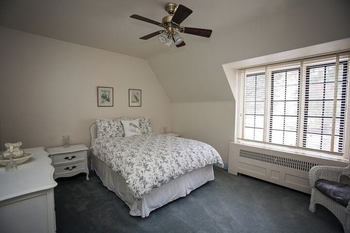 Room 12 of 118