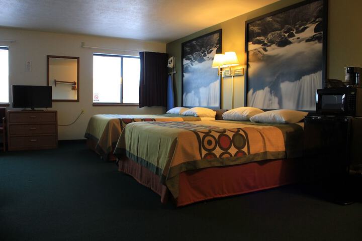 1 Queen Bed (6 of 15)