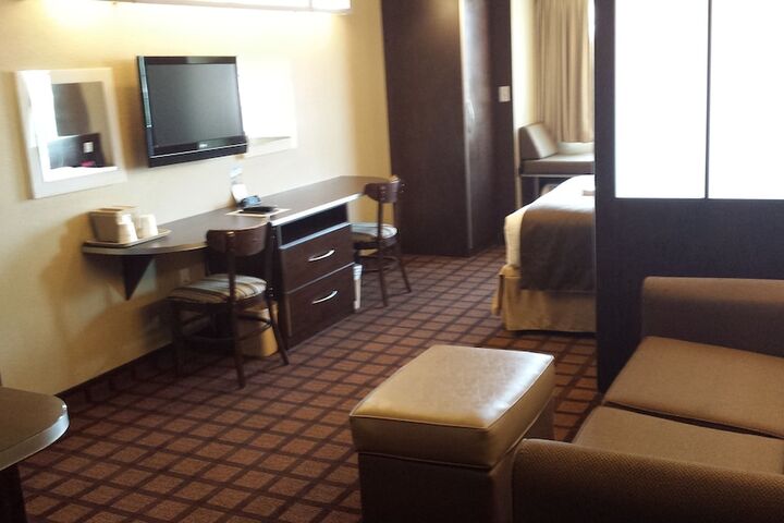 1 Queen Bed Accessible Room (19 of 19)