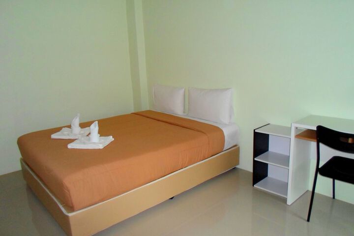 Room 6 of 80