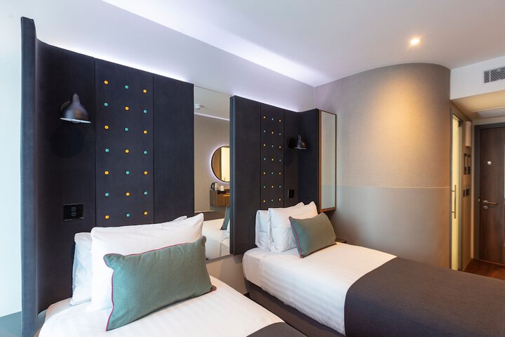 Room 7 of 42