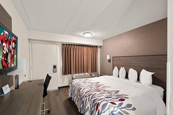 1 King Bed (10 of 22)