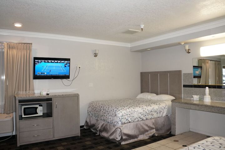 Queen Bed Accessible (27 of 45)