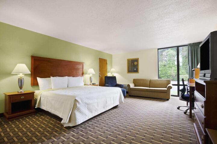 1 Queen Bed (11 of 16)