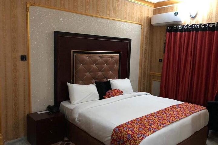 Room 9 of 12