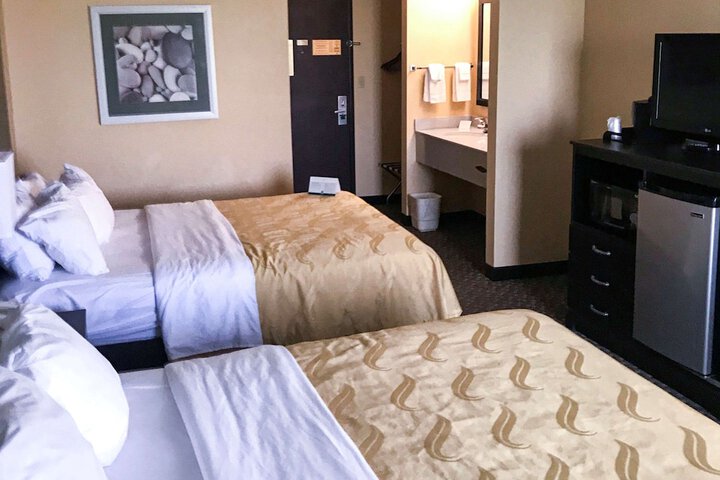 1 Queen Bed (6 of 7)