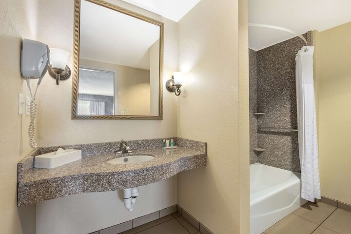 2 Queen Beds Suite (15 of 16)