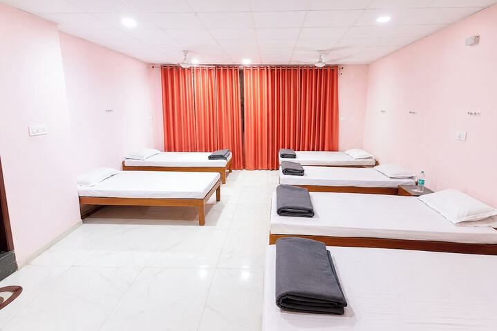 Room 4 of 9