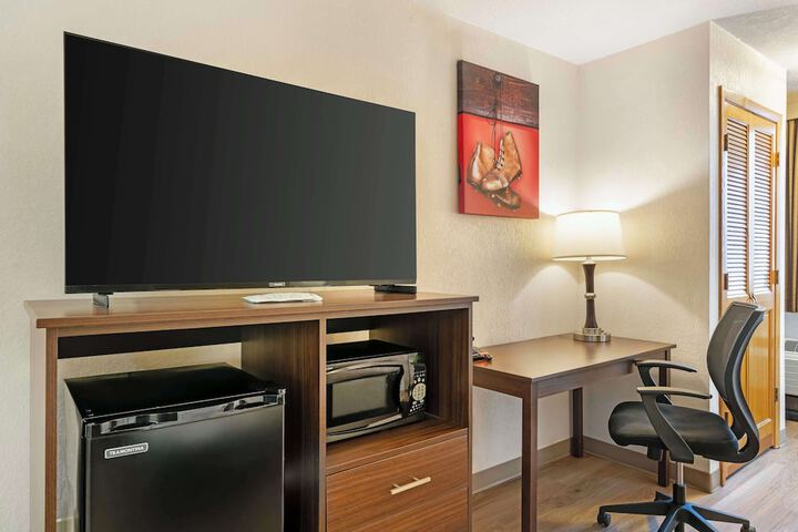 1 King Bed First Floor Microwave and Refrigerator WiFi Full Breakfast (17 of 26)