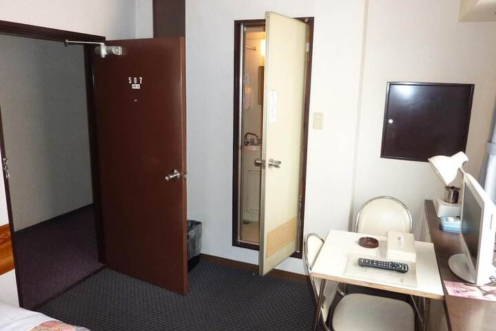 Room 22 of 33
