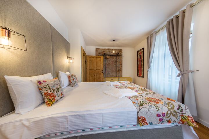 Room 4 of 28
