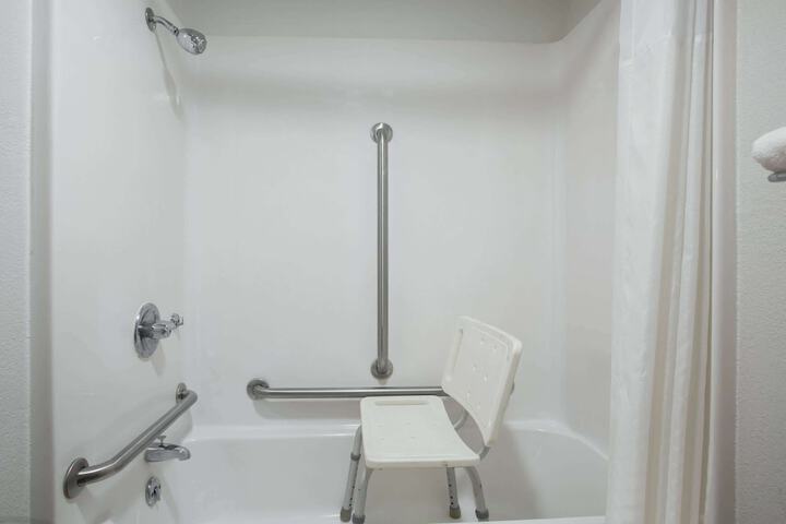 1 Queen Bed (2 of 16)