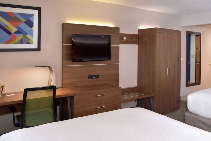 2 Queen Beds (2 of 5)