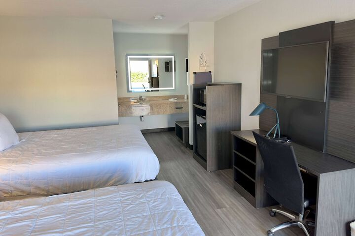 Room 6 of 28