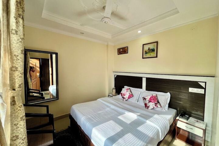Room 3 of 16