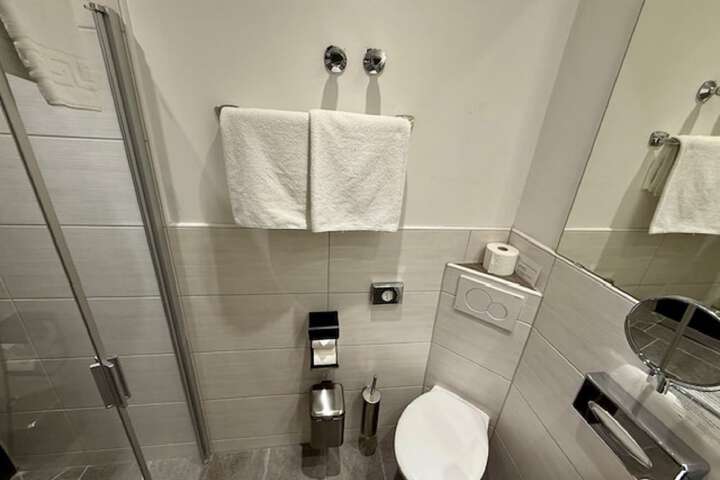 Room 32 of 136
