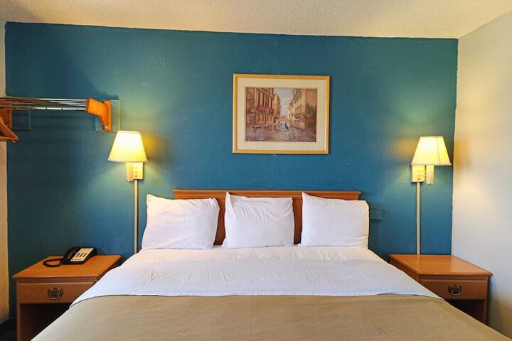 1 King Bed (4 of 7)