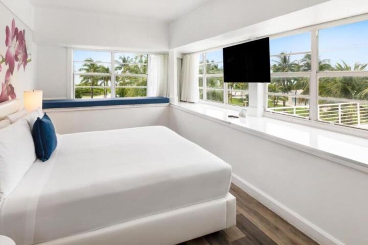 Traditional Room 1 King Bed or 1 King Bed with Rollaway Bed (13 of 32)