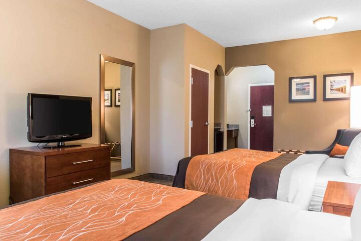 2 Queen Beds (7 of 11)