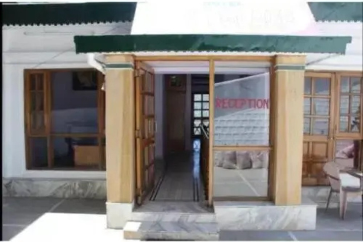 Pleasant Stay Near Library
