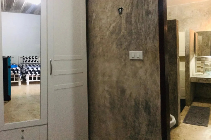 Room 9 of 13