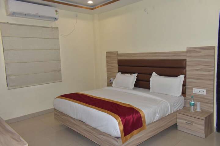 Room 7 of 16