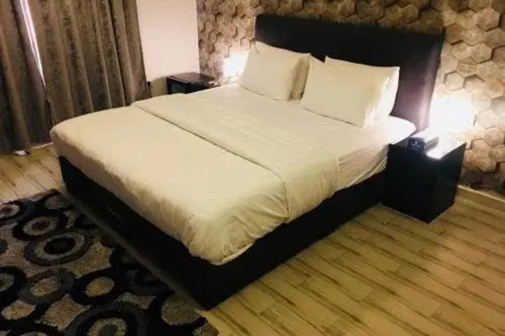 Room 4 of 8