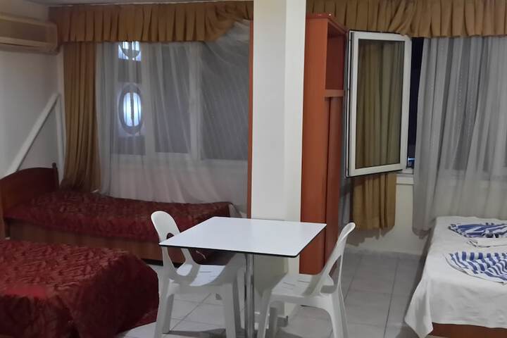 Room 18 of 105