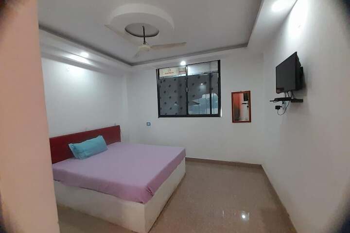 Room 5 of 9