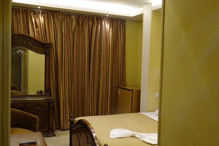 Room 5 of 16