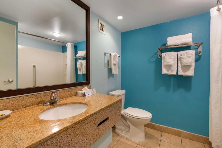 2 Queen Beds Microwave and Refrigerator WiFi Full Breakfast (3 of 9)