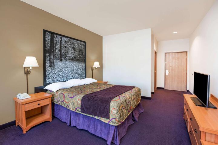 1 Queen Bed (11 of 35)