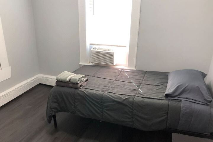 Private 2-Bedroom with Free Parking and Direct Bus to NYC Manhattan Only 2 Blocks Away