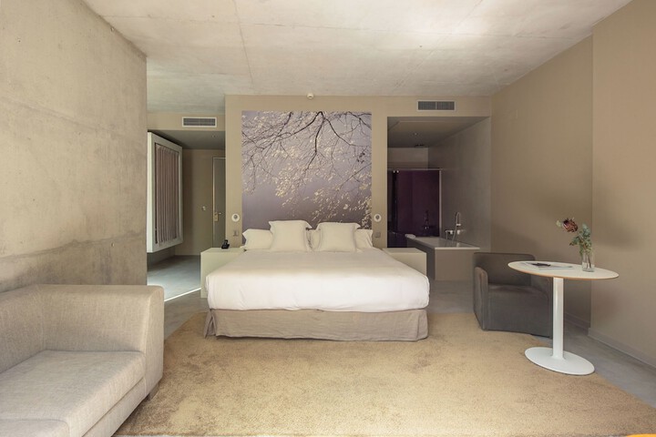 Room 5 of 100