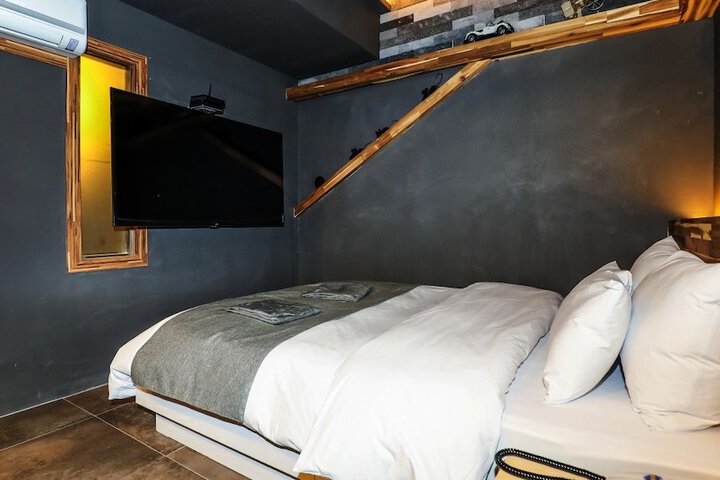 Room 5 of 91