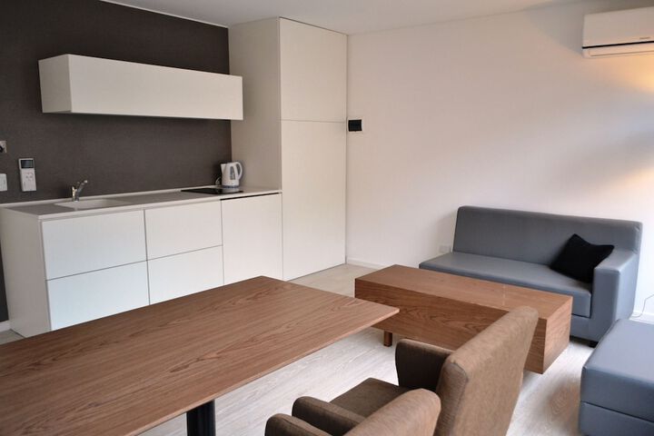 Lounge 15 of 25