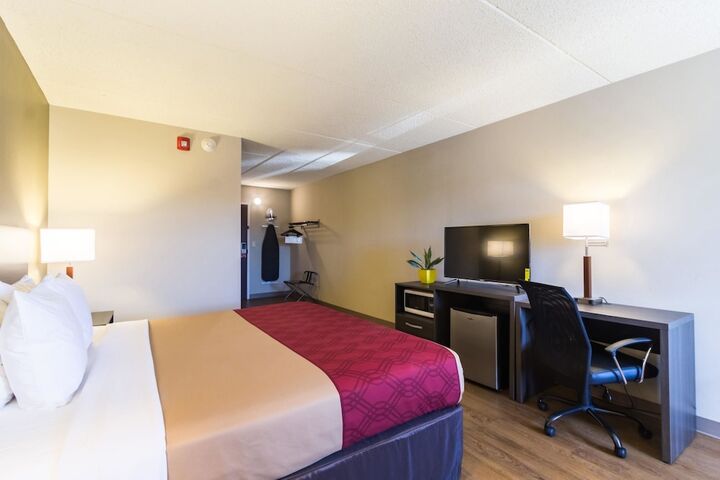 1 King Bed (2 of 11)