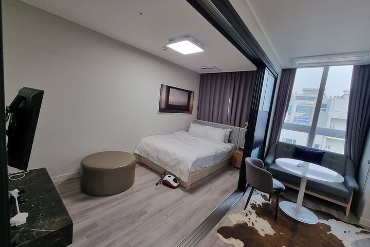 Room 11 of 24