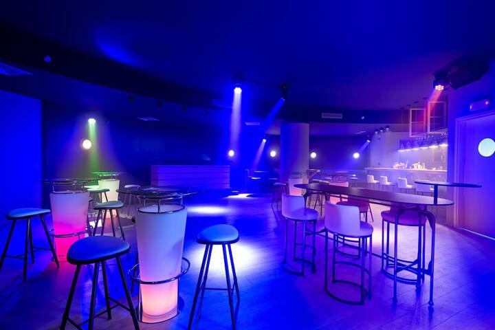 Lounge 125 of 183