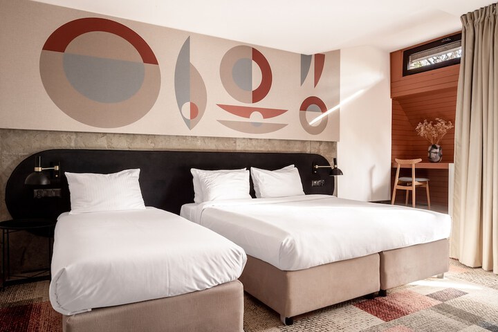 Room 8 of 82
