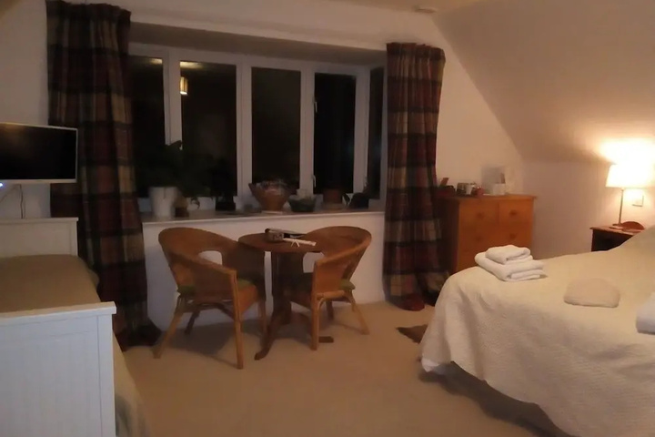 Room 6 of 18
